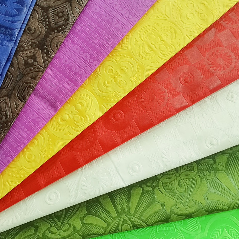 TMIE-08-2-3 115GSM 100% poliészter, nagy sűrűségű, nagy számmal festett geometriai mintával dombornyomott poli poplin szövet